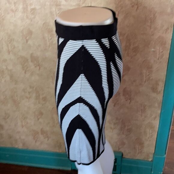 *Bebe* SEXY CLASSY Sz M EUC body on Viscose Sweater Skirt - Picture 4 of 9